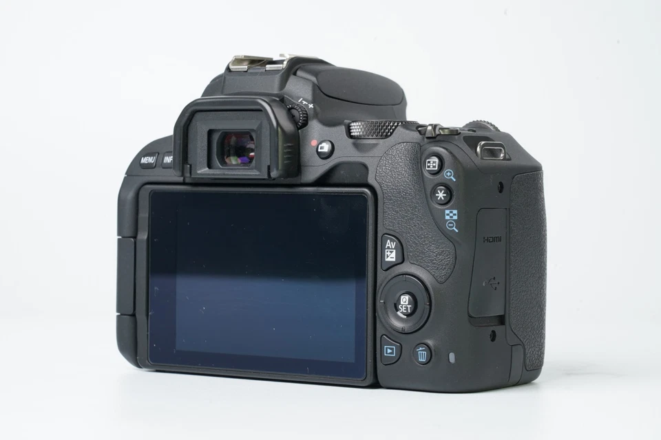Canon EOS 200D (Rebel SL2 / Kiss X9) + EF-S 18–55mm IS STM – Exc+++++ | 3.425 smellir - Image 3
