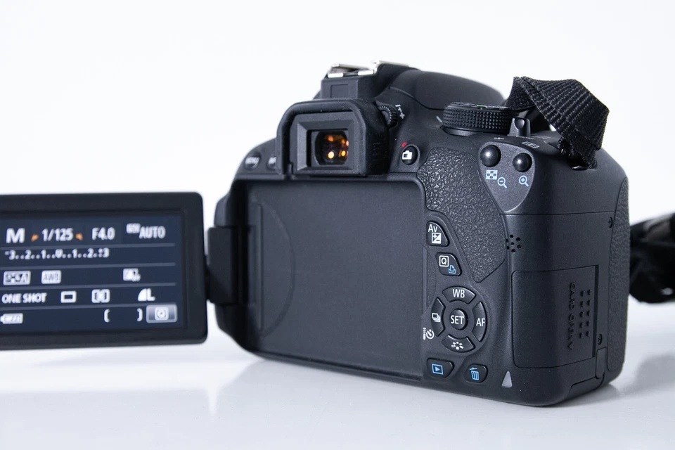 Canon EOS 700D tvílinsupakki, aðeins 11.298 smellir - Image 3